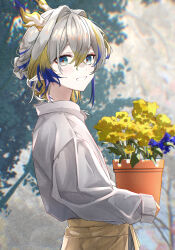  1girl absurdres alternate_costume apron arknights blonde_hair blue_eyes blue_hair brown_apron commentary_request double-parted_bangs dragon_girl dragon_horns eastern_dragon_horns flower_pot from_side grey_hair grey_shirt grin hair_between_eyes hair_bun hair_intakes highres holding holding_flower_pot horns kei11525 long_sleeves looking_at_viewer looking_to_the_side multicolored_hair plant pointy_ears potted_plant shirt shu_(arknights) smile solo upper_body 