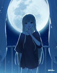  1girl ahoge artist_name backlighting black_shirt blonde_hair bracelet cho_kaguya-hime! cowboy_shot curtains finger_to_mouth full_moon highres jewelry kaguya_(cho_kaguya-hime!) long_shirt looking_at_viewer moon moonlight neeuhn night open_mouth railing shirt short_sleeves shushing single_off_shoulder smile solo star_(sky) 