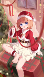  1girl 8k absurdres antlers barefoot belt blue_eyes blurry blush bokeh brown_belt brown_hair capelet christmas christmas_tree commentary_request deer_antlers depth_of_field dress hair_ornament hat highres holding holding_ribbon horns kano_(utaite) kano_mahoro micho_(ryty2833) on_floor open_mouth red_capelet red_ribbon ribbon santa_costume santa_hat short_hair sitting soft_blur soft_shading solo star_(symbol) star_hair_ornament virtual_youtuber warm_lighting white_dress white_fur_trim 