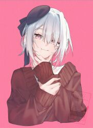  1girl au_ra black_hair brown_cardigan cardigan colored_inner_hair commentary cropped_torso dragon_girl dragon_horns final_fantasy final_fantasy_xiv hair_over_one_eye hand_on_own_chin hat highres horns long_sleeves looking_at_viewer mini_hat motsuni_(lxxe1120) multicolored_hair pink_background pink_eyes pink_hair scales shirt short_hair simple_background solo untranslatable_commentary upper_body warrior_of_light_(ff14) white_hair white_shirt 