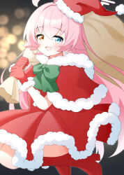  1girl :d absurdres ahoge alternate_costume black_background blue_archive blue_eyes blurry blurry_background blush boots bow bowtie capelet commentary_request crossed_bangs dress fang from_side full_body fur-trimmed_capelet fur-trimmed_dress fur-trimmed_gloves fur-trimmed_headwear fur_trim gloves green_bow green_bowtie hair_between_eyes hair_flaps halo hat heterochromia high_heel_boots high_heels highres hoshino_(blue_archive) huge_ahoge long_hair looking_at_viewer orange_eyes petako_(ptpt_k) pink_hair pink_halo red_boots red_capelet red_dress red_gloves red_hat sack santa_costume santa_hat sidelocks skin_fang smile solo turning_head very_long_hair 