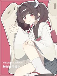  1girl ahoge brown_hair commentary_request full_body geta hair_intakes headgear highres japanese_clothes kimono kiritanpo_(food) leg_up long_sleeves mizusaki_nakono obi oversized_food oversized_object pleated_skirt red_eyes sash short_hair simple_background sitting skirt socks solo touhoku_kiritan twintails voiceroid waving white_kimono white_socks wide_sleeves 