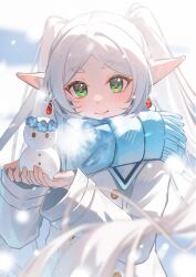  1girl blue_scarf blurry blurry_foreground breath chinese_commentary closed_mouth coat commentary_request depth_of_field earrings elf floating_hair flower flower_wreath frieren gem green_eyes highres holding holding_snowman jewelry long_hair parted_bangs pointy_ears scarf short_eyebrows smile snowman solo sousou_no_frieren tujiu_sama twintails white_coat white_hair 