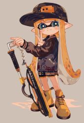  1girl baseball_cap black_hat blonde_hair blue_eyes blush bright_pupils commentary_request dolphin_shorts grey_background hat holding holding_weapon inkling inkling_girl inkling_player_character long_hair maco_spl pointy_ears print_hat shoes shorts simple_background solo splatana_wiper_(splatoon) splatoon_(series) standing tentacle_hair upper_body v very_long_hair weapon white_pupils yellow_shoes 