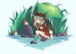  1girl :d absurdres blonde_hair blue_background boots brown_boots brown_gloves clover commentary_request dodoco_(genshin_impact) dress feiyyx flower four-leaf_clover genshin_impact gloves hair_between_eyes hat highres holding jumpy_dumpty klee_(genshin_impact) leaf_umbrella long_hair long_sleeves low_twintails newsboy_cap pointy_ears puffy_long_sleeves puffy_sleeves red_dress red_eyes red_flower red_hat ribbed_socks smile socks squatting tiptoes twintails water white_socks 