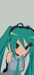  1girl 3d absurdres animasa_model_(mikumikudance) antenna_hair aqua_eyes aqua_hair aqua_necktie black_sleeves blush_stickers curious detached_sleeves green_background grey_shirt hair_between_eyes hair_ornament hatsune_miku headset highres kio_(majin_kz) long_hair looking_at_viewer mikumikudance_(medium) necktie shirt simple_background solo twintails upper_body variant_set vocaloid 