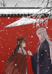  1boy 1girl absurdres architecture bare_tree braid brown_eyes brown_hair chinese_clothes chinese_commentary cloak closed_mouth coat cowboy_shot curtained_hair daxiushan east_asian_architecture expressionless eye_contact flower from_side fur-trimmed_cloak fur_trim hair_between_eyes hair_flower hair_ornament half_up_braid hanfu height_difference highres hua_yi_shanxin_zhiyue kirina_zero ling_yan_ru long_hair long_sleeves looking_at_another oil-paper_umbrella outdoors parted_bangs profile purple_coat purple_hanfu purple_robe red_cloak robe shared_umbrella snow snowing standing tassel the_princess_(hua_yi_shanxin_zhiyue) tile_roof tree umbrella very_long_hair violet_eyes white_hair white_robe wide_sleeves yuanlingpao 