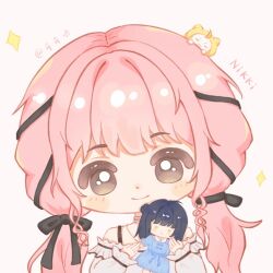  1girl =_= ahoge animal animal_on_head arm_cutout artist_name black_bow black_ribbon blush_stickers bow bra_strap brown_eyes cat cat_on_head character_doll character_name chibi chinese_commentary choker closed_mouth clothed_animal clothing_cutout commentary_request doll dot_nose ear_covers frilled_shirt frilled_sleeves frills hair_bow hair_ribbon happy holding holding_doll hood hood_up infinity_nikki jewelry long_hair long_sleeves looking_at_viewer low_twintails momo_(nikki) necklace nikki_(nikki) nikki_(series) off-shoulder_shirt off_shoulder on_head pink_choker pink_hair puffy_long_sleeves puffy_sleeves qinqin77243 ribbon shining_nikki shirt sidelocks simple_background single_stripe sleeves_past_wrists smile sparkle straight-on striped_choker stylist_(nikki) tareme tress_ribbon twintails undersized_animal upper_body v-shaped_eyebrows very_long_hair whiskers white_background white_cat white_shirt yellow_hood 