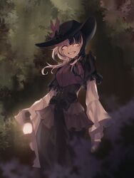  1girl alternate_costume black_corset black_dress black_hair black_hat corset dress grey_hair grin hat highres holding holding_lantern hololive hololive_english lantern long_hair multicolored_hair shiori_novella smile solo split-color_hair teeth tem_z0 two-tone_hair virtual_youtuber white_sleeves yellow_eyes 