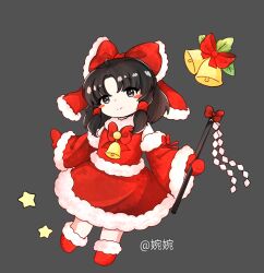  1girl alternate_costume boots bow bowtie chinese_commentary christmas closed_mouth commentary_request deformed detached_sleeves dress frilled_bow frills full_body fur-trimmed_boots fur_trim grey_background hair_bow hair_tubes hakurei_reimu highres looking_at_viewer medium_hair mittens red_boots red_bow red_bowtie red_dress red_mittens santa_costume santa_dress simple_background smile solo touhou wu_yu_wanwan 