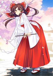  1girl alternate_costume blue_sky bow brown_eyes brown_hair cherry_blossoms clothing_cutout commentary_request day frilled_bow frilled_hair_tubes frills full_body hair_bow hair_tubes hakama hakurei_reimu hataraki_kuma highres hip_vent japanese_clothes kimono long_hair looking_at_viewer miko outdoors red_bow red_hakama sandals sky socks solo stone_lantern tabi touhou variant_set white_kimono white_socks 