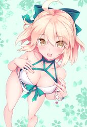  1girl :d ahoge bikini blonde_hair blush bow bracelet breasts collarbone eyebrows_visible_through_hair fate_(series) green_background green_eyes hair_between_eyes hair_bow highres jewelry koha-ace large_breasts okita_souji_(fate)_(all) okita_souji_(swimsuit_assassin)_(fate) open_mouth short_hair smile solo standing swimsuit tsukui_kachou white_bikini yellow_eyes 