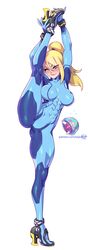  1girl abs biting blonde_hair blue_bodysuit blue_eyes bodysuit covered_abs high_heels highres impossible_bodysuit impossible_clothes kajin_(kajinman) leg_lift leg_up lip_biting long_hair metroid metroid_(creature) mole mole_under_mouth one_eye_closed samus_aran simple_background skin_tight split standing standing_on_one_leg standing_split super_smash_bros. zero_suit 