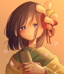  1girl blush closed_mouth commentary falling_petals flower flower_request green_kimono hair_flower hair_ornament hakama hieda_no_akyuu highres holding holding_scroll japanese_clothes kimono orange_background petals purple_hair scroll short_hair smile solo sparkle touhou ugetsu_(pixiv_110941919) violet_eyes yellow_kimono 