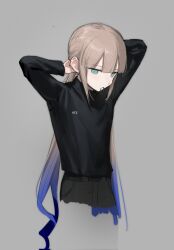  1boy arms_up black_shirt blue_hair blunt_bangs brown_hair captain_nemo_(fate) cropped_legs expressionless fate/grand_order fate_(series) goose_s_letter gradient_hair green_eyes grey_background hair_tie_in_mouth highres long_hair long_sleeves male_focus mouth_hold multicolored_hair nemo_(fate) shirt sidelocks simple_background solo 