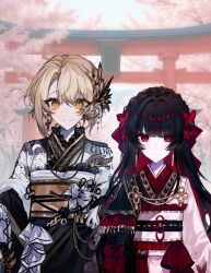  alternate_costume black_hair blonde_hair braid bug butterfly butterfly_hair_ornament cherry_blossoms closed_mouth curtained_hair diamond_hair_ornament frilled_kimono frilled_kimono_collar frills hair_ornament hasumi_leia highres japanese_clothes kimono long_hair looking_at_viewer mahou_shoujo_no_inshuu_mura mahou_shoujo_no_majo_saiban nikaido_hiro obi parted_bangs red_butterfly red_eyes sash short_hair side_capelet smile soni32303850 straight-on torii two-tone_kimono upper_body white_kimono yellow_eyes 