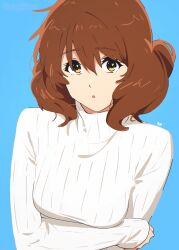  1girl arm_under_breasts artist_name blue_background breasts brown_eyes brown_hair fluffy_hair heart heart_in_eye hibike!_euphonium highres looking_at_viewer medium_breasts medium_hair oumae_kumiko parted_lips ribbed_sleeves ribbed_sweater sweater symbol_in_eye turtleneck turtleneck_sweater usagihop white_sweater 