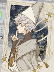  1boy arm_up art_program_in_frame black_shirt blue_eyes cloak closed_mouth clouds commentary_request hat highres index_finger_raised long_sleeves looking_to_the_side male_focus misoshiru_umai4 parted_bangs qifrey_(tongari_boushi_no_atelier) ribbon shirt sideways_glance signature sky sleeves_past_wrists smile solo star_(symbol) tassel tongari_boushi_no_atelier turtleneck twitter_username upper_body white_cloak white_hat white_ribbon 