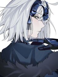  1girl ahoge armor black_armor black_cape black_dress black_gloves blush cape chain closed_mouth commentary_request cropped_torso dress eyelashes fate/grand_order fate_(series) from_behind fur-trimmed_cape fur_trim gloves hair_between_eyes half-closed_eyes hand_on_own_shoulder hand_up headpiece highres jeanne_d'arc_alter_(avenger)_(fate) jeanne_d'arc_alter_(avenger)_(first_ascension)_(fate) jeanne_d'arc_alter_(fate) looking_at_viewer looking_back minamine_7 short_hair skirt solo upper_body white_background white_hair yellow_eyes 