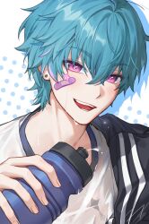 1boy alternate_costume bandaid bandaid_on_face bottle brant_(wuthering_waves) commentary hair_between_eyes highres holding holding_bottle looking_at_viewer male_focus multicolored_hair open_mouth pink_eyes shirt short_hair smile solo streaked_hair tacet_mark_(wuthering_waves) untranslatable_commentary upper_body water_bottle wet wet_clothes wet_shirt white_shirt wuthering_waves zua_(2vziu) 