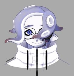  1boy alternate_species aotsukeeito aotsuki_eito artist_name commentary cropped_shoulders drawstring english_commentary glasses grey_background grey_hair hair_over_one_eye highres ink ink_on_face jacket looking_at_viewer male_focus medium_hair octoling one_eye_covered solo splatoon_(series) straight-on suction_cups tentacle_hair the_hundred_line_-last_defense_academy- violet_eyes 