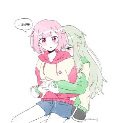  2girls black_shorts blue_shorts blush commentary_request drawstring green_hair green_hoodie highres hood hoodie hug hug_from_behind korean_commentary korean_text kusanagi_nene long_hair multiple_girls ootori_emu parted_lips pink_eyes pink_hair pink_hoodie project_sekai short_hair shorts simple_background speech_bubble translation_request two-tone_hoodie violet_eyes wheloo3rd white_background yellow_hoodie yuri 