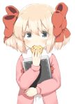  1girl blonde_hair blush book bow cookie dot_nose dress eating fingernails food green_eyes hair_bow holding holding_book holding_food hota jacket latina_(uchi_no_musume_no_tame_naraba) long_sleeves looking_at_viewer medium_hair pink_jacket red_bow simple_background smile solo uchi_no_musume_no_tame_naraba_ore_wa_moshikashitara_maou_mo_taoseru_kamo_shirenai. upper_body white_background white_dress 