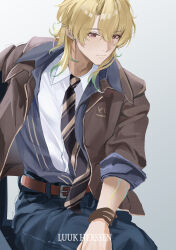  1boy absurdres blonde_hair blue_pants brown_jacket character_name colored_tips hair_between_eyes highres jacket luuk_herssen_(wuthering_waves) male_focus minglu_(gululu) multicolored_hair necktie official_alternate_costume pants red_eyes shirt sitting solo striped_clothes striped_necktie white_shirt wuthering_waves 