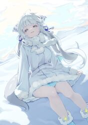  1girl absurdres ahoge blue_ribbon blue_skirt boots coat colored_eyelashes commentary cross-shaped_pupils daya_(trickcal) dragon_girl dragon_horns dragon_tail dragon_wings english_commentary eyelashes fur-trimmed_boots fur-trimmed_coat fur-trimmed_sleeves fur_trim grey_eyes grin hair_ribbon highres horns long_hair long_sleeves looking_at_viewer low_twintails mawe127 outdoors pleated_skirt pointy_ears ribbon sitting skirt smile solo symbol-shaped_pupils tail trickcal twintails very_long_hair wings winter winter_clothes winter_coat yellow_pupils 