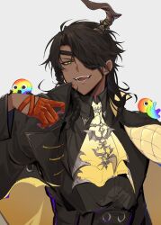  1boy absurdres aragami_oga aragami_oga_(underworld_aristocracy) ascot black_coat black_hair black_shirt braid brown_gloves brown_horns coat collared_shirt commentary creature creature_on_shoulder dark-skinned_male dark_skin demon_horns eyepatch fangs gloves green_eyes grey_background highres holostars horns long_hair male_focus mg_ytm official_alternate_costume omaesan_(aragami_oga) on_shoulder open_mouth shirt side_braid single_braid single_horn smile untranslatable_commentary upper_body virtual_youtuber yellow_ascot 