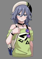  1girl backpack bag beret black_choker black_hair blue_eyes choker closed_mouth commentary_request fu_hua fu_hua_(spring_traveler) green_shirt grey_background hat highres honkai_(series) honkai_impact_3rd mokkyo_(motkyo) shirt simple_background smile solo upper_body watch watch 