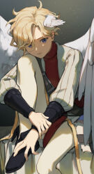  1boy ahoge angel angel_wings artist_name bito_kibi blonde_hair blue_eyes commentary_request feathered_wings hand_on_own_arm head_wings hunched_over knee_up male_focus protected_link puffy_sleeves sanatio_(unicorn_overlord) sitting solo unicorn_overlord white_wings wings 