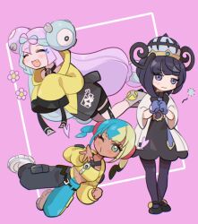  3girls aqua_hair aqua_pants bandeau belt belt_buckle black_dress black_hair black_pants black_shoes blonde_hair blue_gloves blue_hair blush bob_cut bow-shaped_hair buckle canari_(pokemon) closed_mouth coat commentary_request cropped_jacket dark-skinned_female dark_skin dress eyelashes fang flower full_body gloves gwynn_(pokemon) hat heart iono_(pokemon) jacket long_hair long_sleeves looking_at_viewer mega_stone midriff mizuiro123 multicolored_hair multiple_girls navel o-ring o-ring_belt one_eye_closed open_clothes open_coat open_mouth pants pantyhose pink_background pink_hair pokemon pokemon_legends:_z-a pokemon_scarlet_and_violet purple_hair purple_pantyhose shoes short_hair sleeves_past_fingers sleeves_past_wrists split-color_clothes split-color_hair thigh_strap twintails two-tone_hair two-tone_pants very_long_hair violet_eyes white_coat white_shoes yellow_bandeau yellow_jacket 