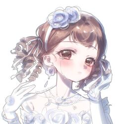  1girl bead_necklace beads blue_flower blue_rose bracelet brown_eyes brown_hair chinese_commentary closed_mouth commentary_request crying crying_with_eyes_open dot_nose dress dress_flower drill_hair earrings eyelashes flower flower_earrings flower_necklace frown gloves hair_flower hair_ornament hair_ribbon hairband hand_in_own_hair hand_on_own_shoulder highres infinity_nikki jewelry light_blush looking_at_viewer necklace nikki_(series) off-shoulder_dress off_shoulder ribbon rose sad short_hair short_sleeves short_twintails simple_background solo streaming_tears stylist_(nikki) tears twintails upper_body white_background white_dress white_flower white_gloves white_hairband white_ribbon white_rose yeyeyezhi 