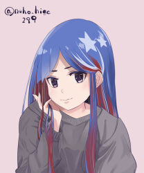  1girl alternate_costume blue_hair casual commentary_request grey_sweater highres kantai_collection long_hair long_sidelocks long_sleeves looking_at_viewer multicolored_hair neko_no_hige parted_bangs pink_background playing_with_own_hair red_hair sidelocks simple_background smile solo south_dakota_(kancolle) streaked_hair sweater twitter_username upper_body violet_eyes white_hair 