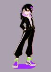  1girl black_hair black_jacket black_pants blue_hair collarbone contrapposto full_body gaako_illust grey_background grey_shirt hand_in_pocket high_contrast highres jacket long_sleeves looking_at_viewer multicolored_hair original pants red_eyes shirt shoes short_hair simple_background sneakers solo standing two-tone_hair 