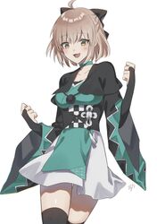  1girl :d ahoge aqua_choker bangs black_bow black_legwear blush bow breasts bridal_gauntlets brown_eyes choker collarbone cowboy_shot eyebrows_visible_through_hair fate_(series) green_choker hair_between_eyes hair_bow highres koha-ace long_sleeves medium_breasts miniskirt obi okita_souji_(fate) okita_souji_(fate)_(all) open_mouth oshage_(user_kpsn5534) sash shiny shiny_hair short_hair silver_hair simple_background skirt smile solo standing thigh-highs thigh_gap white_background white_skirt zettai_ryouiki 