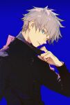  1boy ask_(askzy) bangs black_jacket blue_background blue_eyes commentary_request gojou_satoru hair_between_eyes hand_up high_collar jacket jujutsu_kaisen long_sleeves looking_at_viewer male_focus short_hair silver_hair simple_background smile solo upper_body 