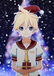  1boy alternate_color bass_clef blonde_hair blue_eyes blurry blurry_background bokeh box christmas christmas_tree collar commentary depth_of_field fur-trimmed_headwear gift gift_box hat highres hirobakar holding holding_box holding_gift kagamine_len looking_at_viewer male_focus necktie red_collar red_headwear sailor_collar santa_hat shirt short_sleeves smile snowing spiky_hair upper_body vocaloid white_shirt yellow_neckwear 