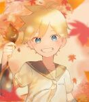  1boy arm_warmers autumn_leaves bass_clef black_collar blonde_hair blue_eyes blurry blurry_background blurry_foreground collar commentary falling_leaves grin highres holding holding_leaf kagamine_len leaf looking_at_viewer male_focus necktie sailor_collar shirt short_sleeves smile smiley_face solo spiky_hair vocaloid white_shirt yellow_neckwear zarame_(komayaba) 