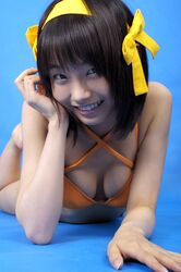  cleavage cosplay hair_ribbons matsunaga_ayaka photo side-tie_bikini suzumiya_haruhi suzumiya_haruhi_no_yuuutsu 