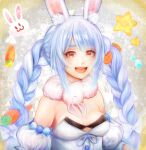  1girl :3 animal_ear_fluff animal_ears bangs blue_hair bow braid breasts bunny-shaped_pupils carrot carrot_hair_ornament coat commentary_request creature detached_sleeves food_themed_hair_ornament fur-trimmed_coat fur_scarf fur_trim hair_bow hair_ornament hololive khn_(kihana) long_hair looking_at_viewer medium_breasts multicolored_hair open_mouth orange_eyes rabbit rabbit_ears rabbit_girl scarf solo star_(symbol) strapless_coat teeth twin_braids two-tone_hair upper_body usada_pekora virtual_youtuber white_bow white_coat white_hair white_scarf white_sleeves 