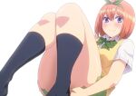  1girl bangs black_legwear bow closed_mouth collared_shirt commentary_request feet_out_of_frame go-toubun_no_hanayome green_neckwear green_skirt hair_bow hands_on_own_ass hara_(harayutaka) highres kneehighs knees_up looking_at_viewer nakano_yotsuba orange_hair shirt short_hair short_sleeves simple_background sitting skirt smile solo sweater_vest thighs violet_eyes white_background white_shirt 