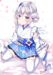  1girl alternate_costume amane_kanata angel_wings blush detached_sleeves hair_between_eyes hair_ornament hairclip highres hololive japanese_clothes kimono looking_at_viewer short_hair simple_background sitting smile solo thigh-highs violet_eyes virtual_youtuber white_background white_legwear wings yuano yukata 