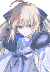  1girl aesc_(fate) aesc_(savior)_(fate) ahoge aqua_eyes armor blonde_hair blue_bow blue_cape bow breastplate cape closed_mouth commentary_request fate/grand_order fate_(series) fur-trimmed_cape fur_trim hair_between_eyes hair_bow highres korean_commentary long_hair looking_at_viewer sidelocks simple_background smile solo syst098 two-sided_cape two-sided_fabric upper_body white_armor white_background white_cape 