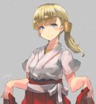  1girl blonde_hair blue_eyes blush closed_mouth eyebrows_visible_through_hair grey_background hakama hakama_lift hakama_skirt highres japanese_clothes kantai_collection long_hair red_hakama shin&#039;you_(kantai_collection) short_sleeves side_ponytail signature smile solo sunday_aki 