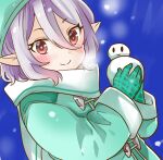  1girl blue_background blush coat commentary_request eyebrows_visible_through_hair gloves green_coat green_gloves green_headwear hair_between_eyes holding_snowman jin_kansai kokkoro_(princess_connect!) long_sleeves medium_hair pointy_ears princess_connect! princess_connect!_re:dive red_eyes sidelocks smile snowing snowman solo 