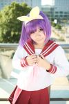   cosplay hair_bow hiiragi_tsukasa lucky_star photo purple_hair rindou_sana sailor_uniform school_uniform  