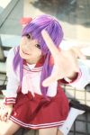  cosplay hiiragi_kagami kanozaki_shino lucky_star photo purple_hair sailor_uniform school_uniform socks twintails 