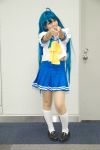 ahoge blue_hair cosplay izumi_konata kneehighs lucky_star photo sailor_uniform school_uniform yayoi 